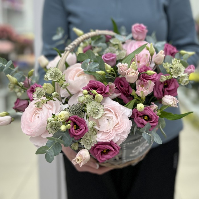 Эустомы и розовые ранункулюсы в маленькой корзине